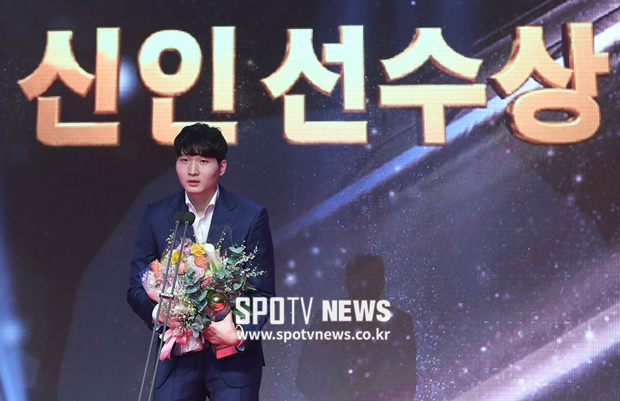 [포토S] 신인 선수상 수상한 안영준