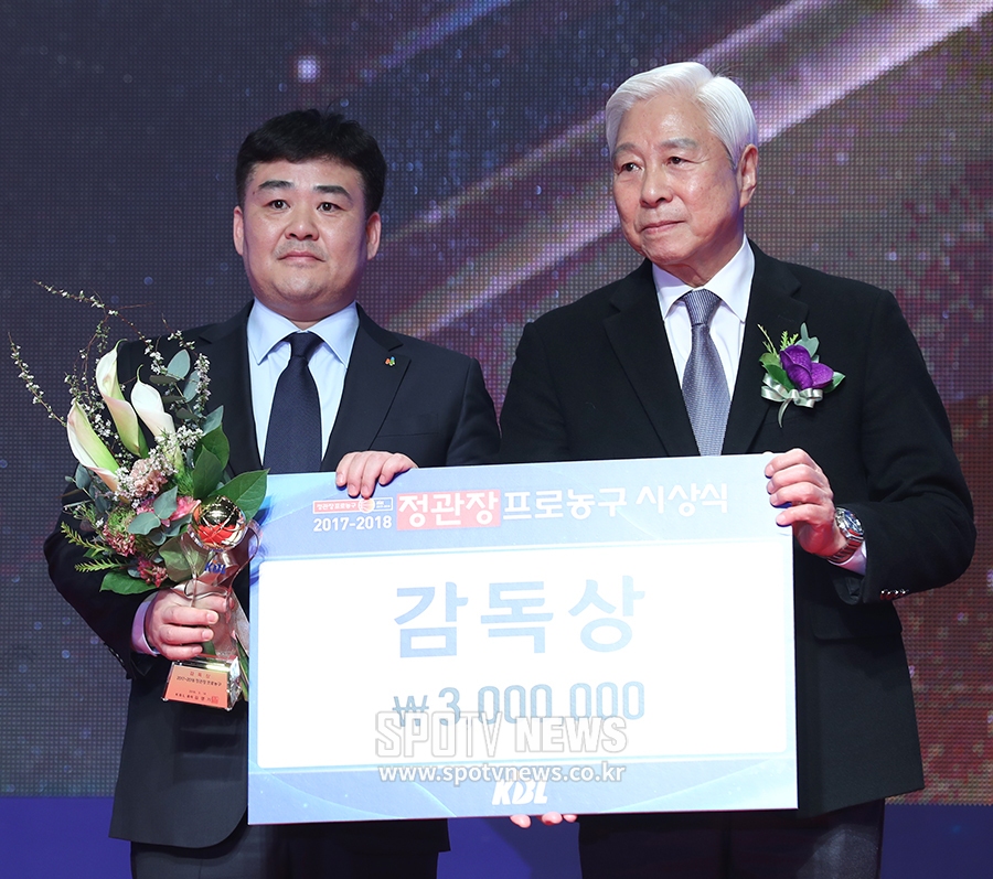[포토S] 이효상 코치, 감독상 대리수상