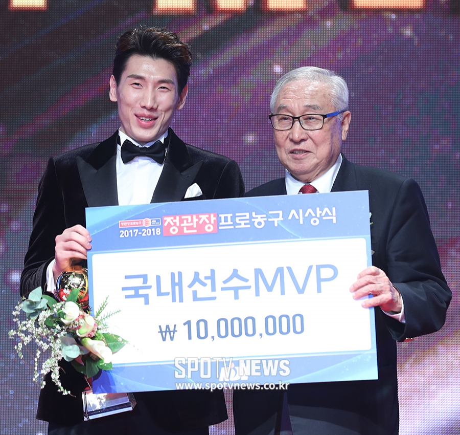 두경민, 데뷔 첫 MVP 선정…외국 선수 MVP는 버튼(종합)