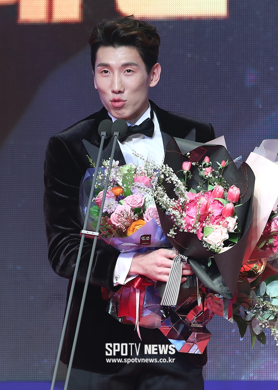 [포토S] 두경민, 입대 전 뜻깊은 MVP
