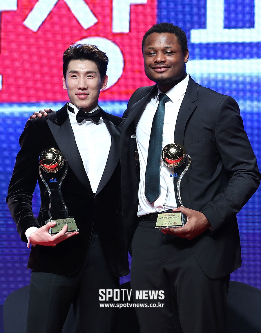 [포토S] 두경민-버튼, 국내 외국 선수  MVP 영예