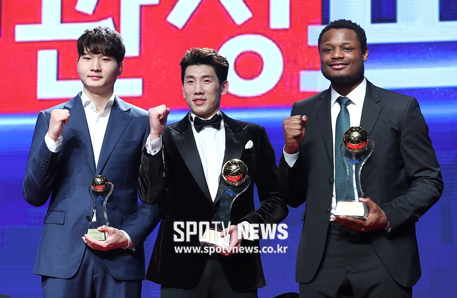 [포토S] 안영준-두경민-버튼, 신인상 MVP의 주인공