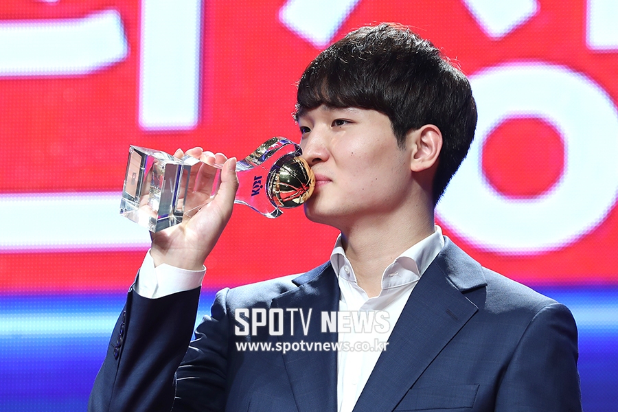 [포토S] 신인상 안영준, 수줍은 트로피 키스