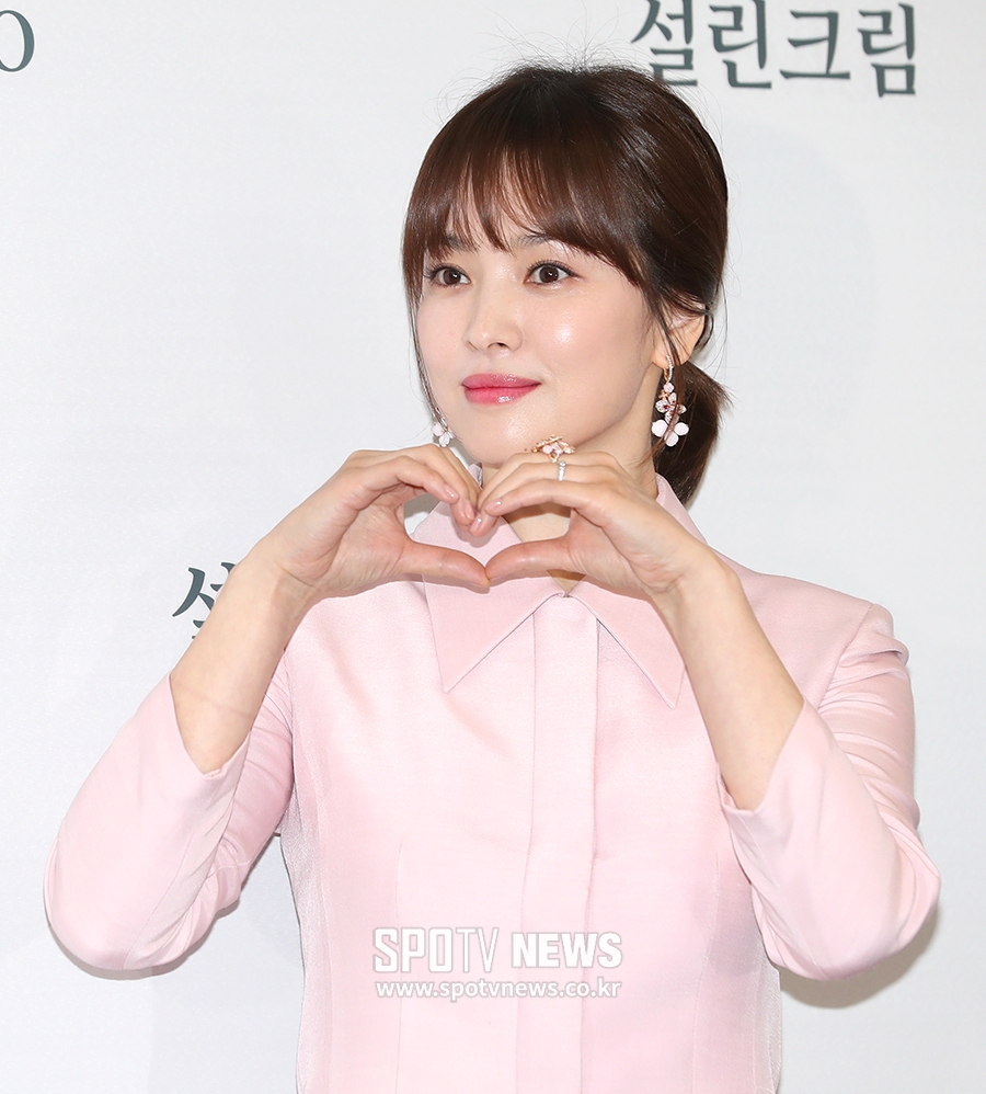 [포토S] 송혜교, 하트 포즈에 빛나는 결혼 반지