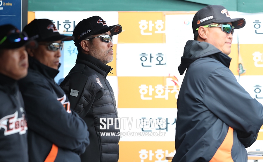 [포토S] 레전드들과 그라운드 바라보는 한용덕 감독