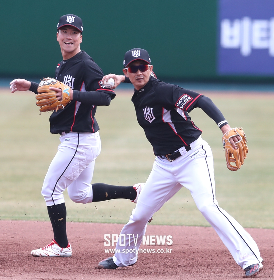 [포토S] 병살 플레이 노리는 박기혁-정현 키스톤