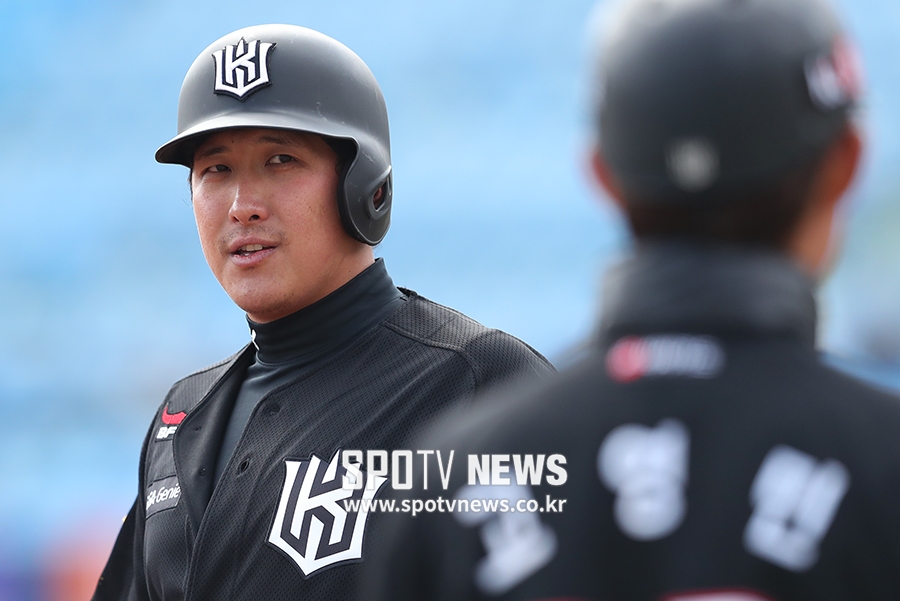 [포토S] 3루 코치와 이야기 나누는 황재균