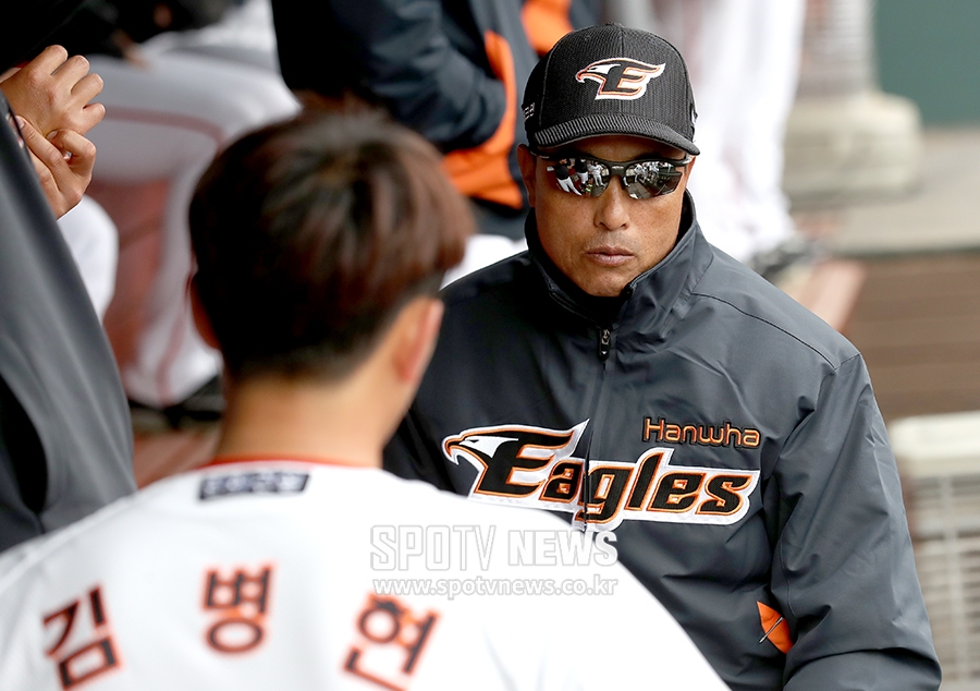 [포토S] 송진우 코치, 김병현에게 원포인트 레슨