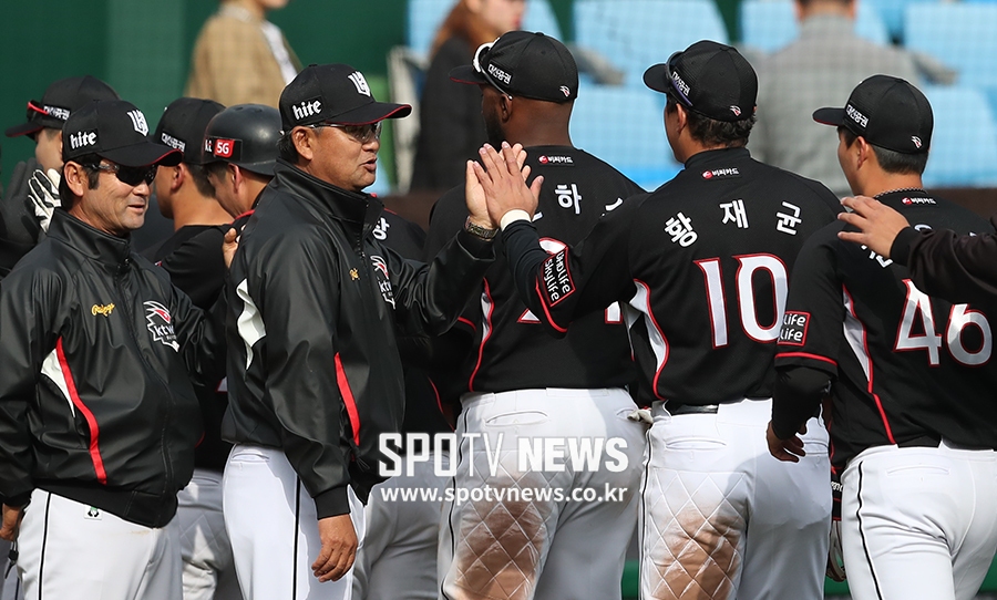[포토S] 승리 하이파이브 하는 김진욱 감독