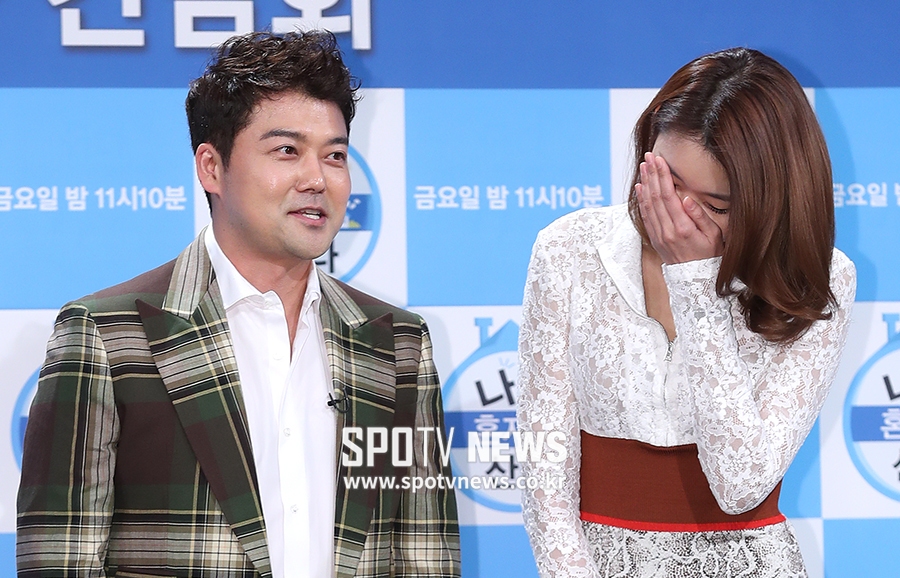 [포토S] 전현무-한혜진, 부끄러운 커플