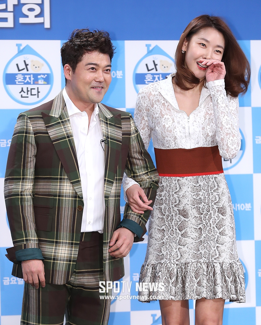 [포토S] 전현무, 한혜진 팔짱에 숨길 수 없는 행복 미소