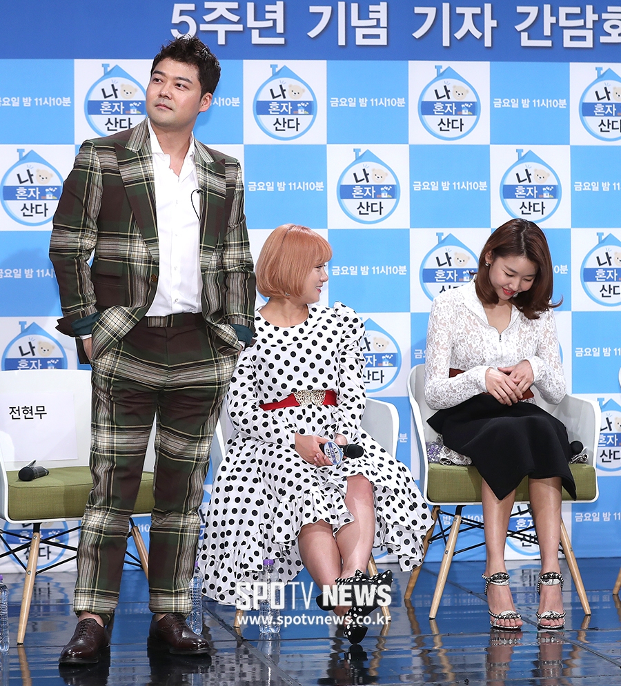 [포토S] 전현무, '혜진아 오늘 내 패션 어때?'