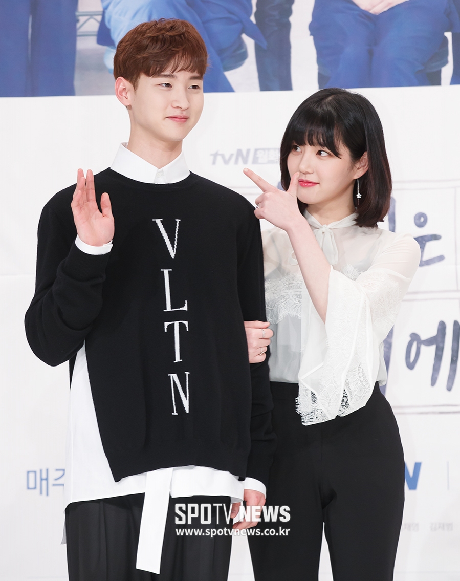 [포토S] 장동윤-이유비, 장난끼 넘치는 커플샷