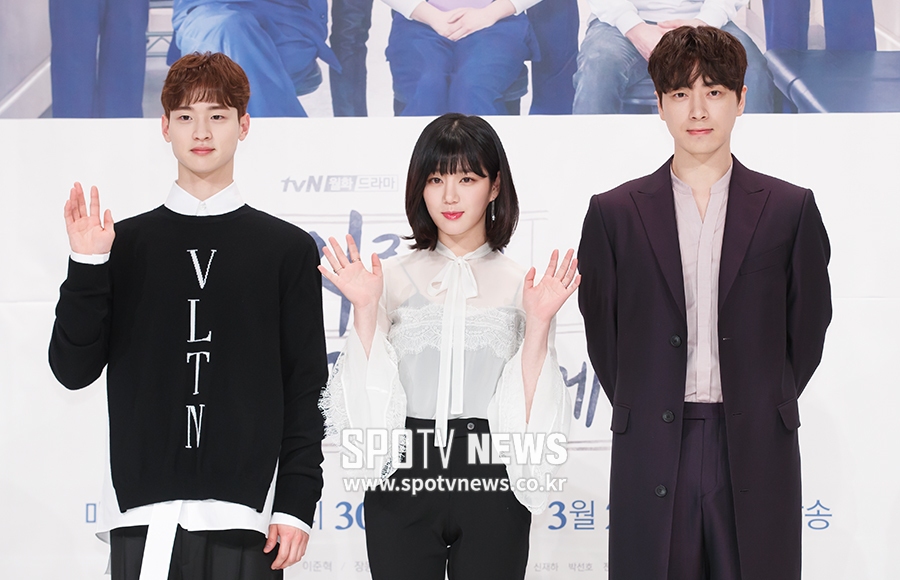 [포토S] 포즈 취하는 장동윤-이유비-이준혁