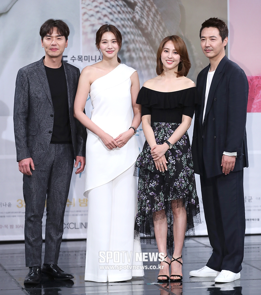 [포토S] 포즈 취하는 김태훈-유인영-한혜진-윤상현