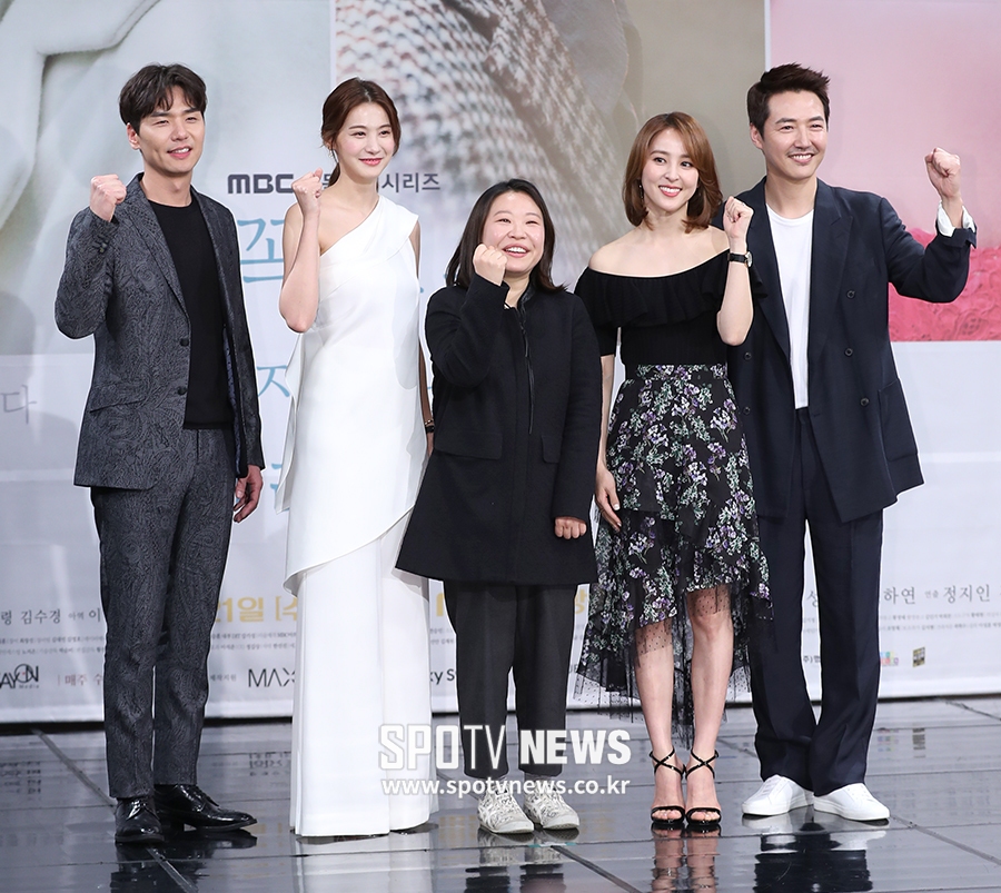 [포토S] '손 꼭 잡고, 지는 석양을 바라보자 파이팅!'