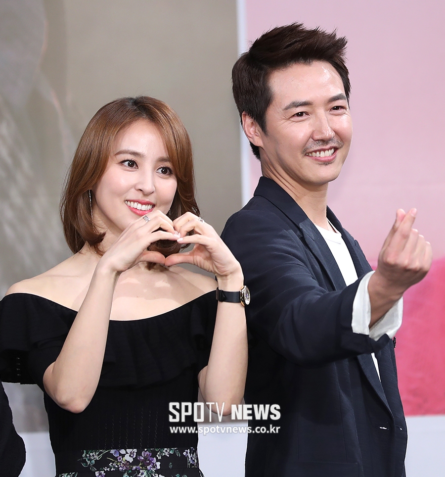 [포토S] 하트 포즈 취하는 한혜진-윤상현