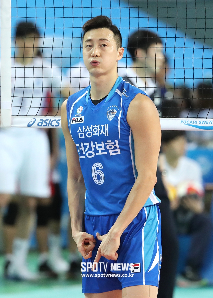 [포토S] 황동일, 조심스럽게 사인 교환