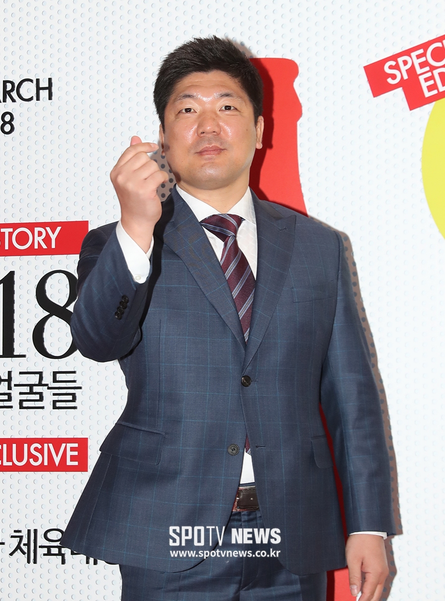 [포토S] 이용 총감독, '상남자'의 손하트