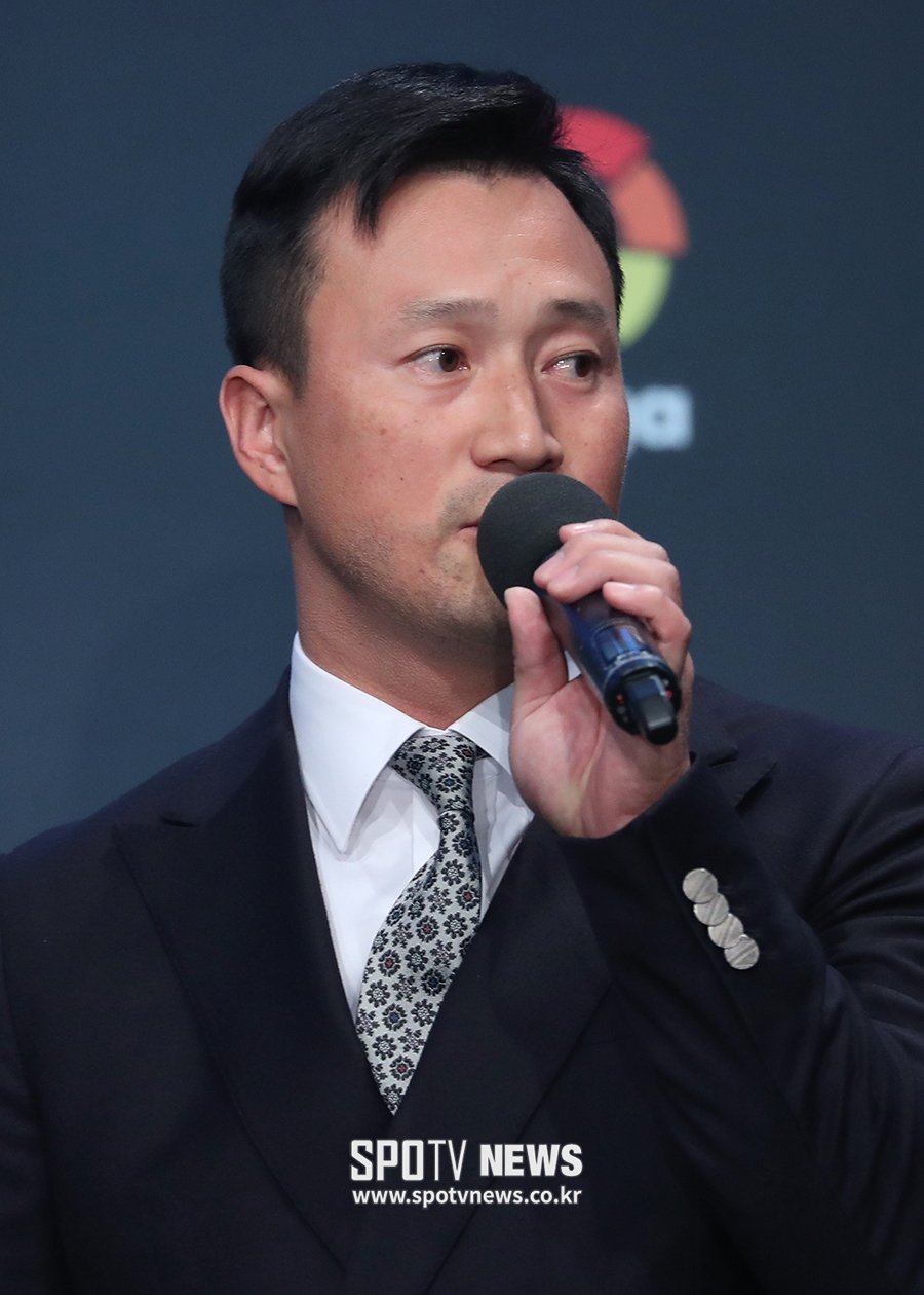 [포토S] 인사하는 김재현 해설위원