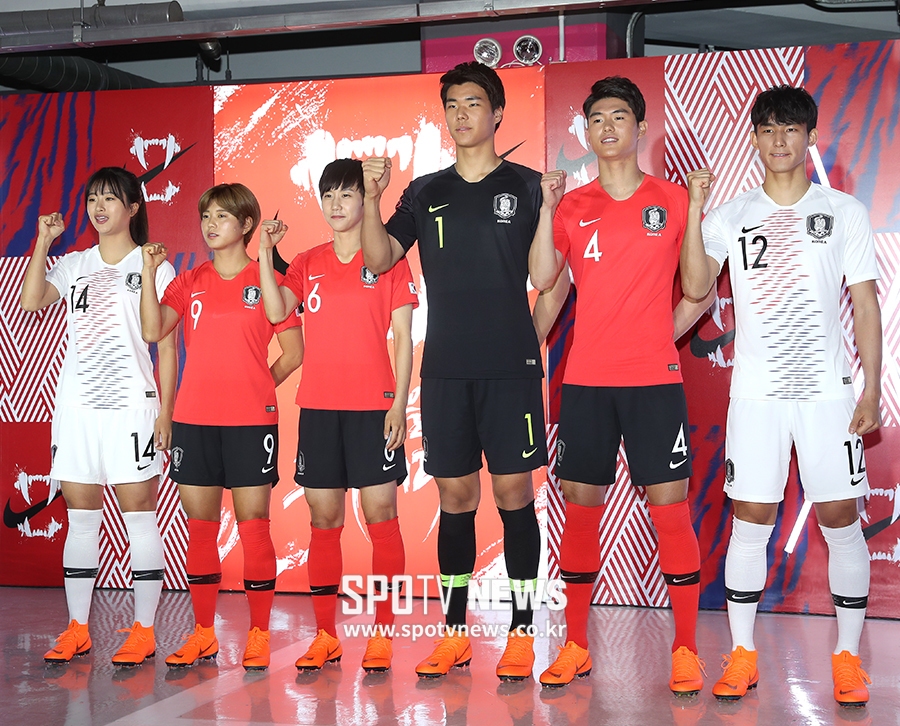[포토S] 축구대표팀, 새 유니폼 입고 파이팅