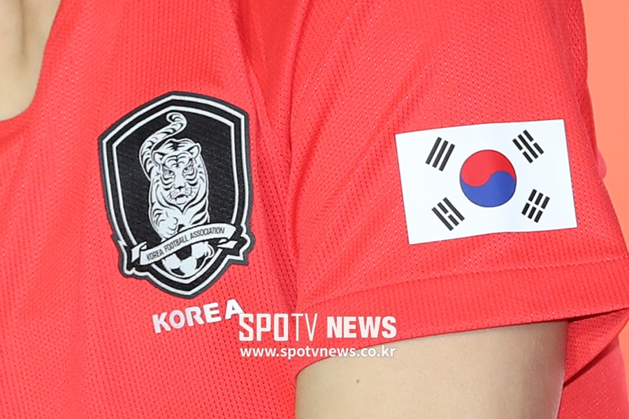 [포토S] 축구대표팀, 검정색으로 바뀐 엠블럼