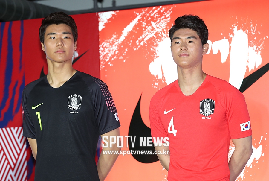 [포토S] 송범근-이상민, 대표팀 새 유니폼 입고 멋지게