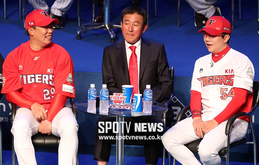 [포토S] 양현종, 나지완 우승 댄스 공약에 얼음