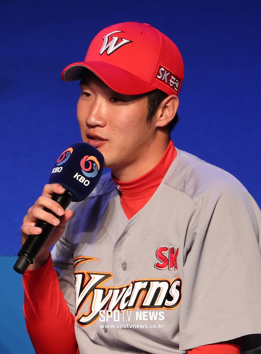 [포토S] 우승 공약 말하는 SK 박종훈