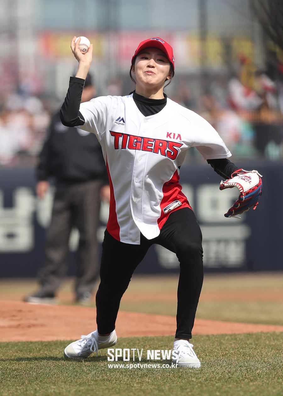 [포토S] 김아랑, 오늘은 그라운드 위에서 멋지게 시구!