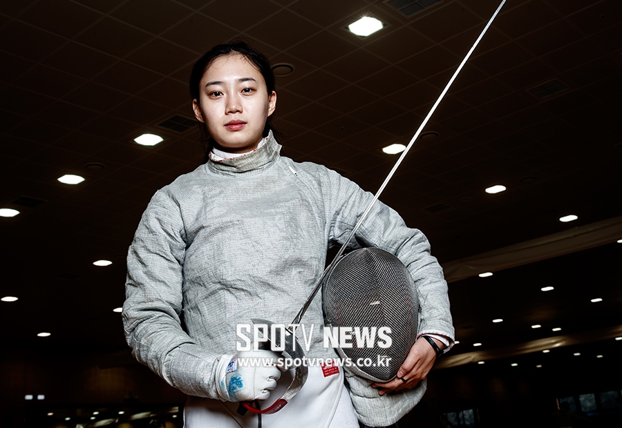 [포토S] 포즈 취하는 펜싱 윤지수