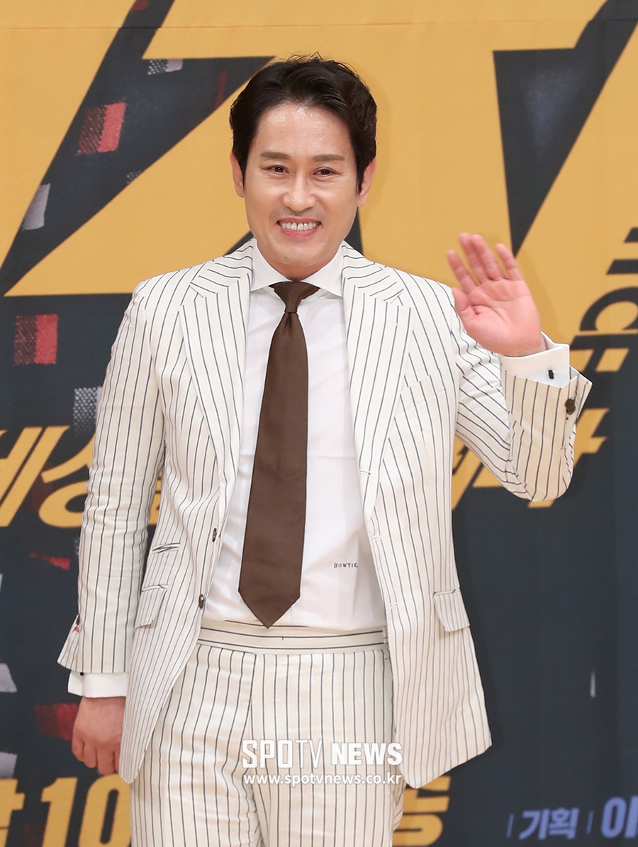 [포토S] 포즈 취하는 배우 조희봉