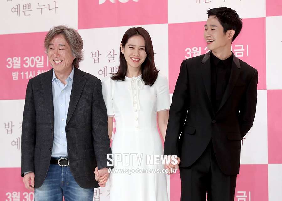 [포토S] 환한 미소 지으며