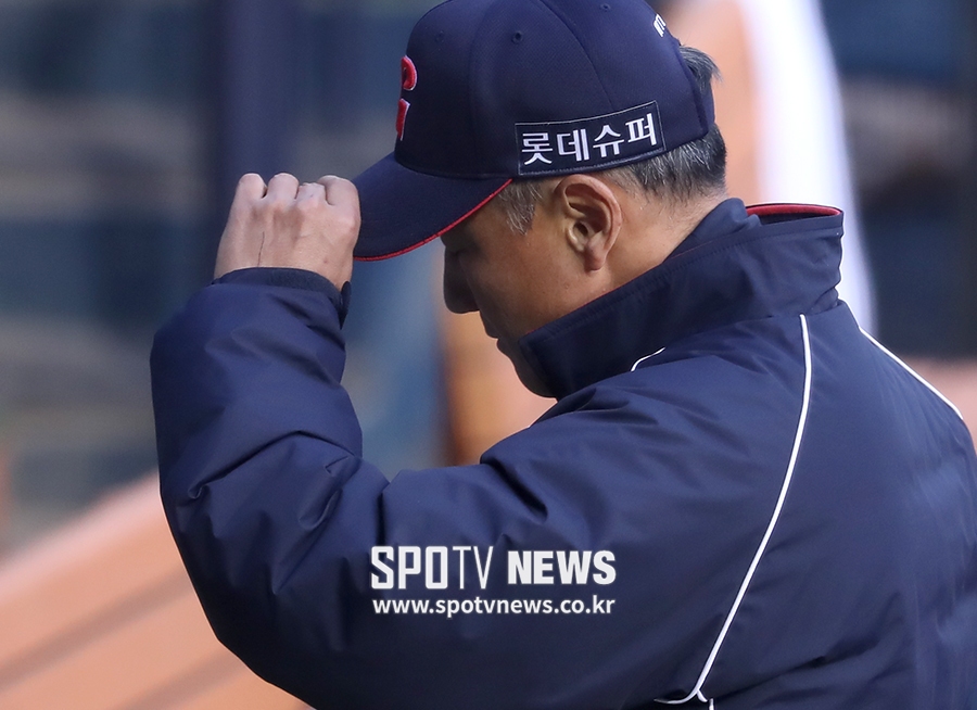 [포토S] 조원우 감독, '오늘은 이겨야해'