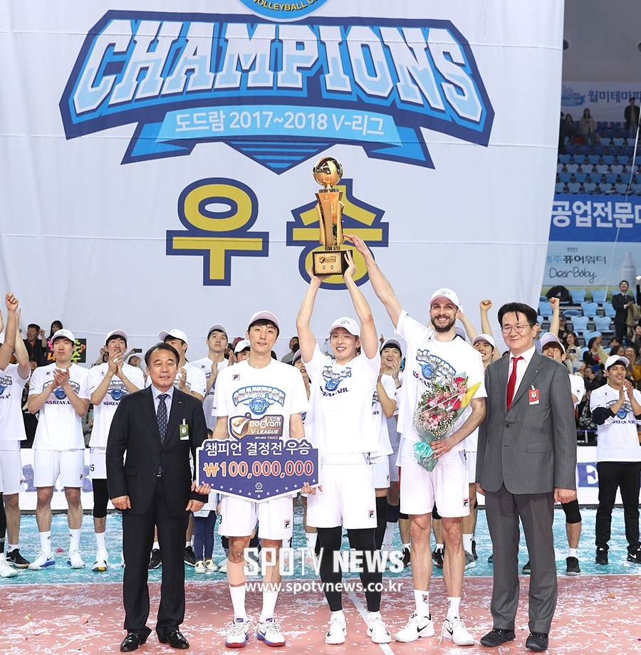 [포토S] 대한항공, 현대캐피탈 꺾고 창단 첫 챔프전 정상!