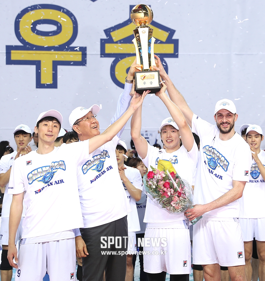 [포토S] 박기원 감독, 우승 트로피 쳐다보며