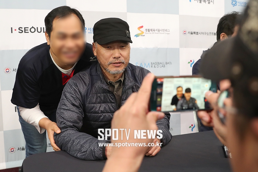 [포토S] LG 레전드 김용수, 여전한 인기