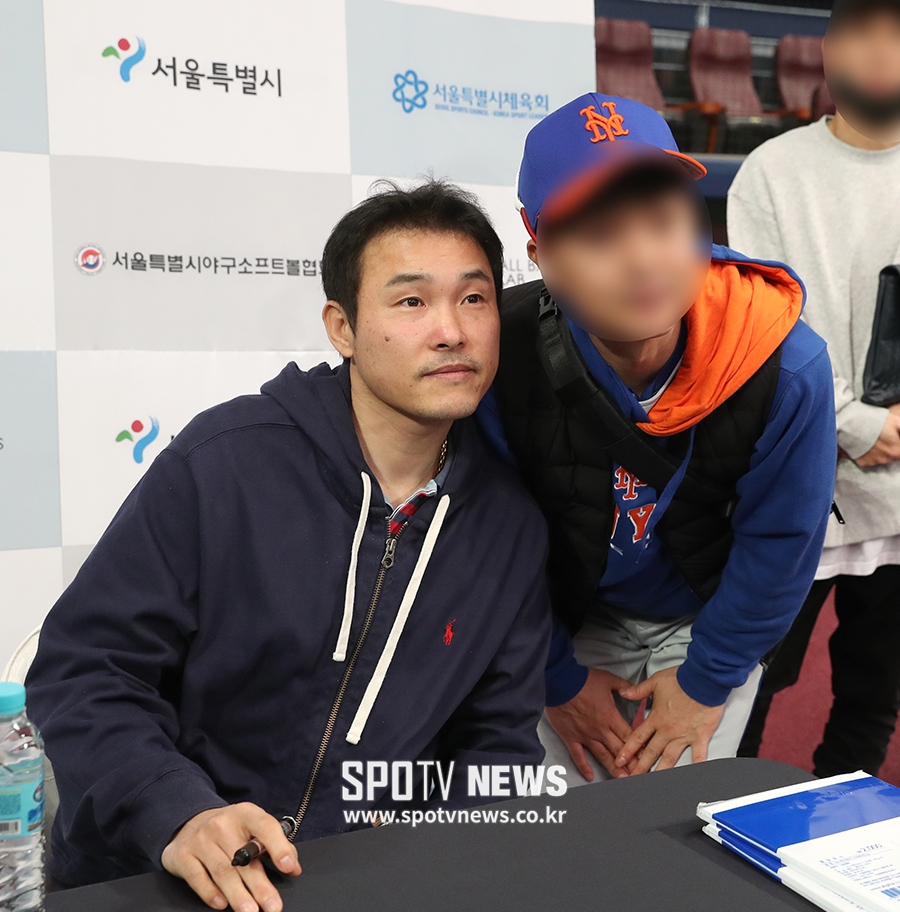 [포토S] 김동주, 팬과 다정하게
