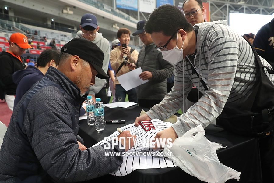 [포토S] 김용수 감독, LG 유니폼에 정성스레 사인