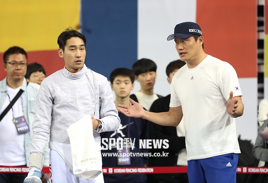 [포토S] 유상주 코치와 이야기 하는 김정환