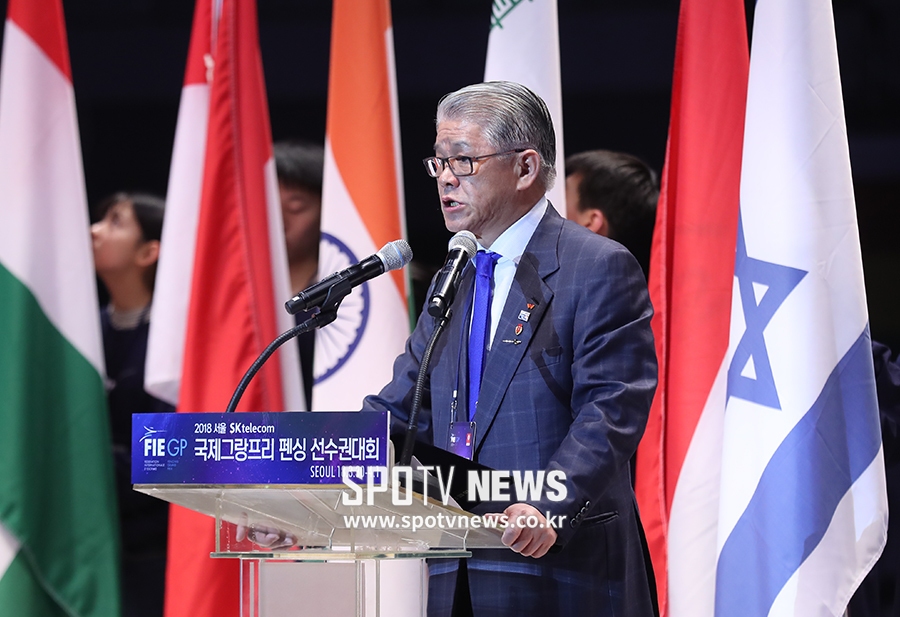 [포토S] 인사하는 최신원 대한펜싱협회장