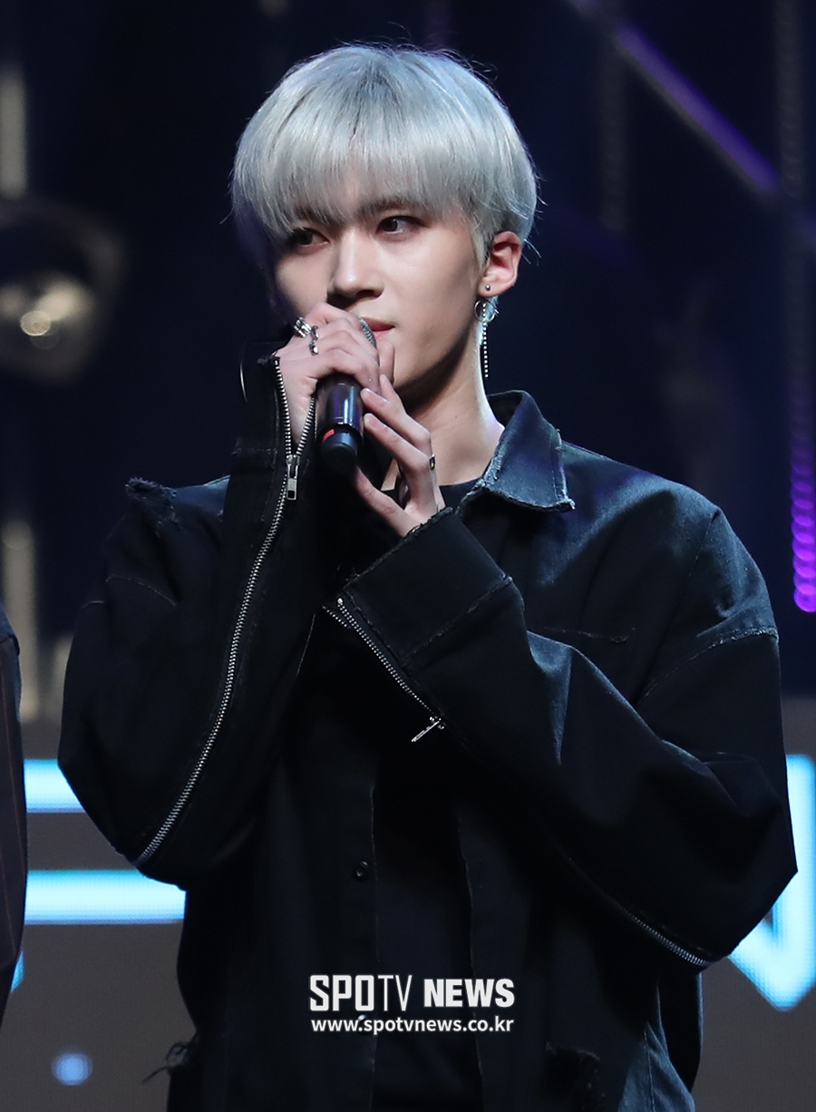 [포토S] 인사하는 펜타곤 옌안