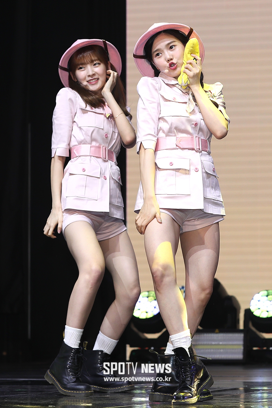 [포토S] 오마이걸 반하나, 바나나 인형 들고 귀엽게!