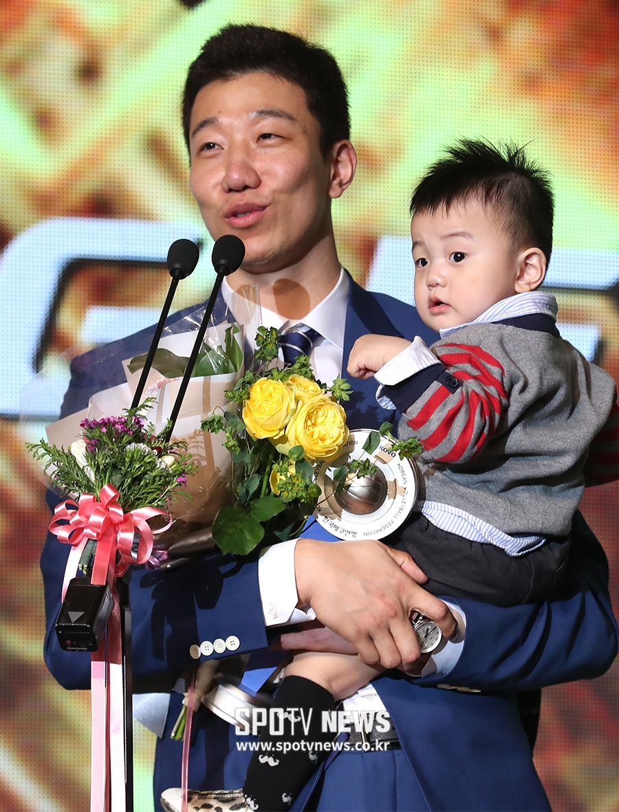 [포토S] MVP 신영석, 붕어빵 아들과 함께