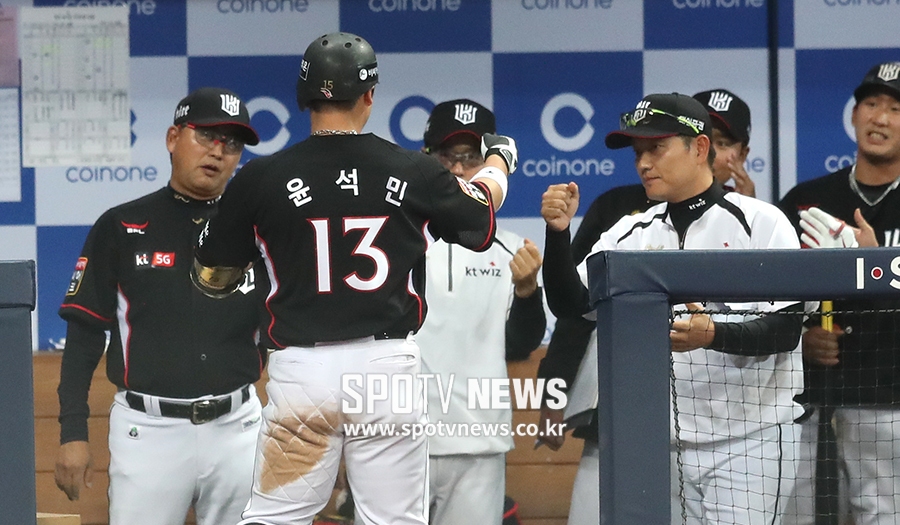 [포토S] 윤석민, '투런포 날리고 왔어요'