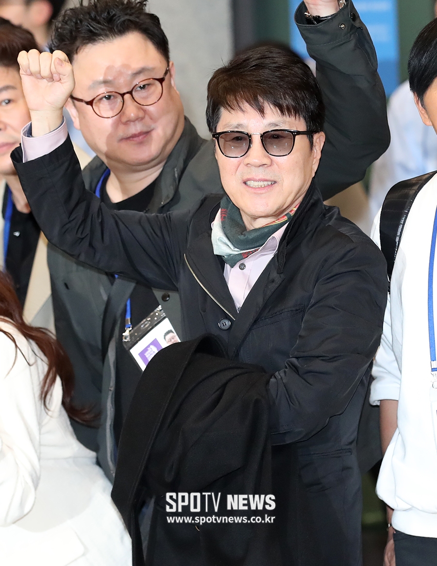 [포토S] 파이팅 외치는 '가왕' 조용필