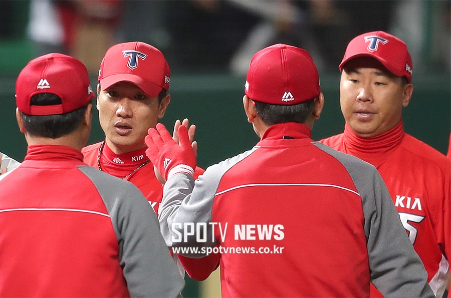 [포토S] 김기태 감독, 김주찬-이범호 승리의 주역들과 함께