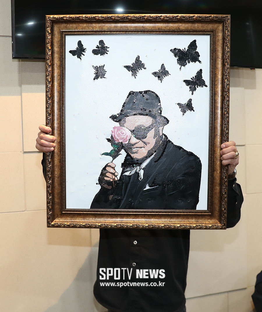 [포토S] 고소인 A씨가 김흥국에게 선물한 그림