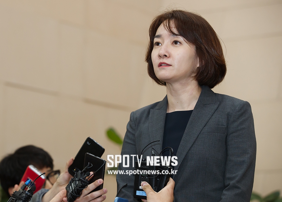 [포토S] 취재진 앞에 선 김흥국 고소인 측 변호사