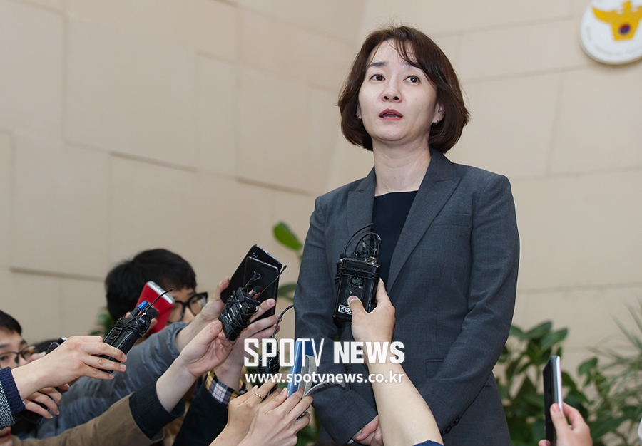 [포토S] 김흥국 고소인 A씨 대리해 인터뷰 하는 변호사